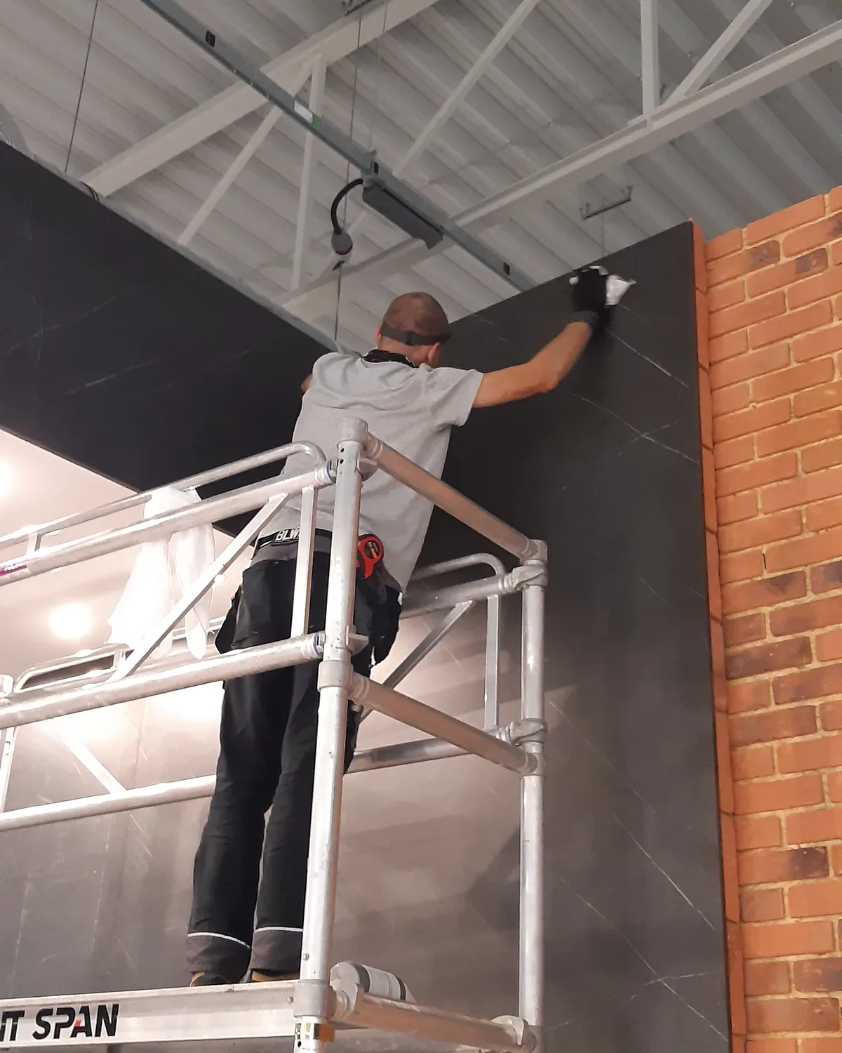 The right technical crew, with roles defined before the hall opens. — ALLEXPO project